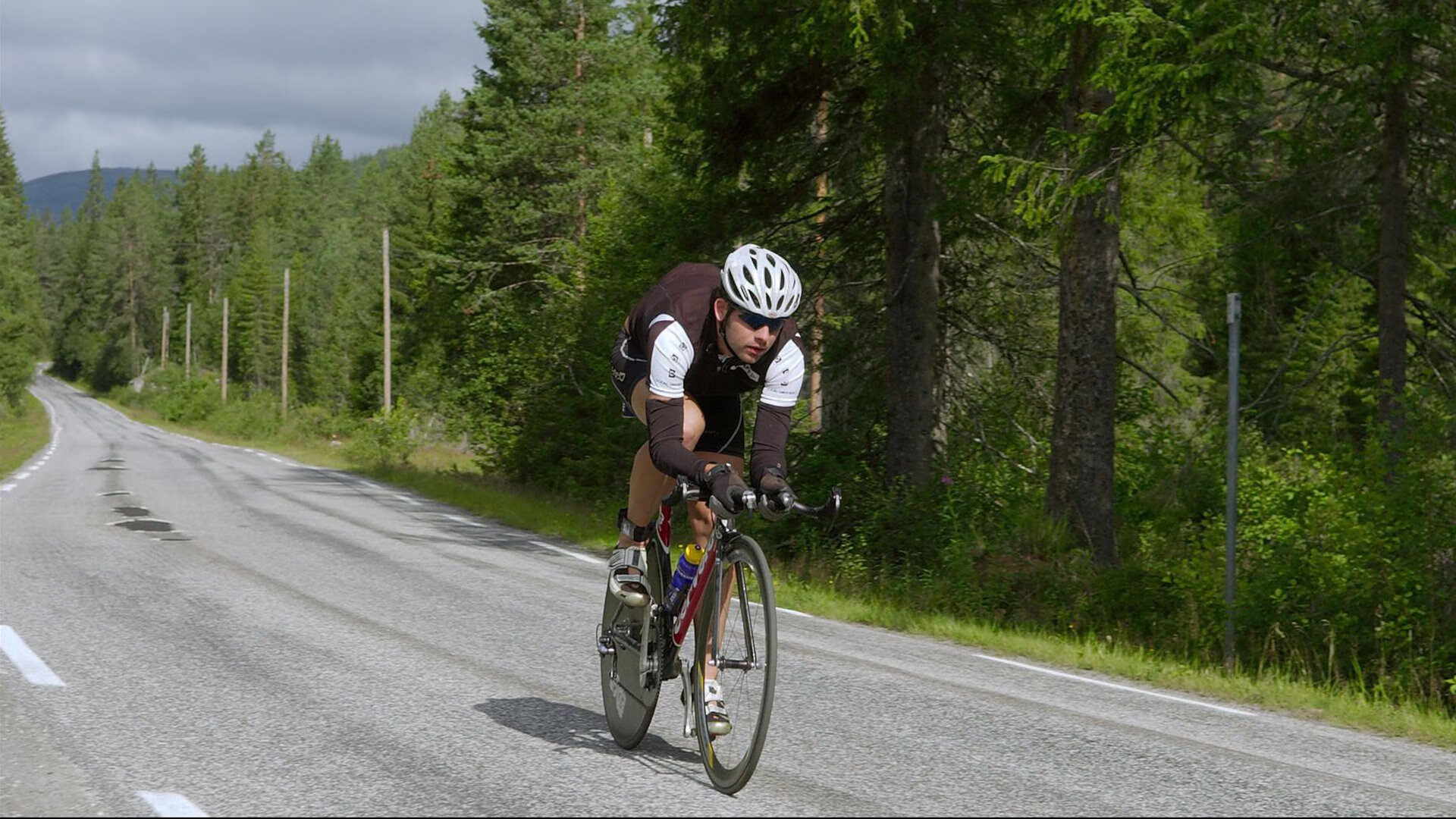 “尼古拉斯·桑特基的精准脚法与组织能力，成就阿根廷美洲狮队的战术深度”
