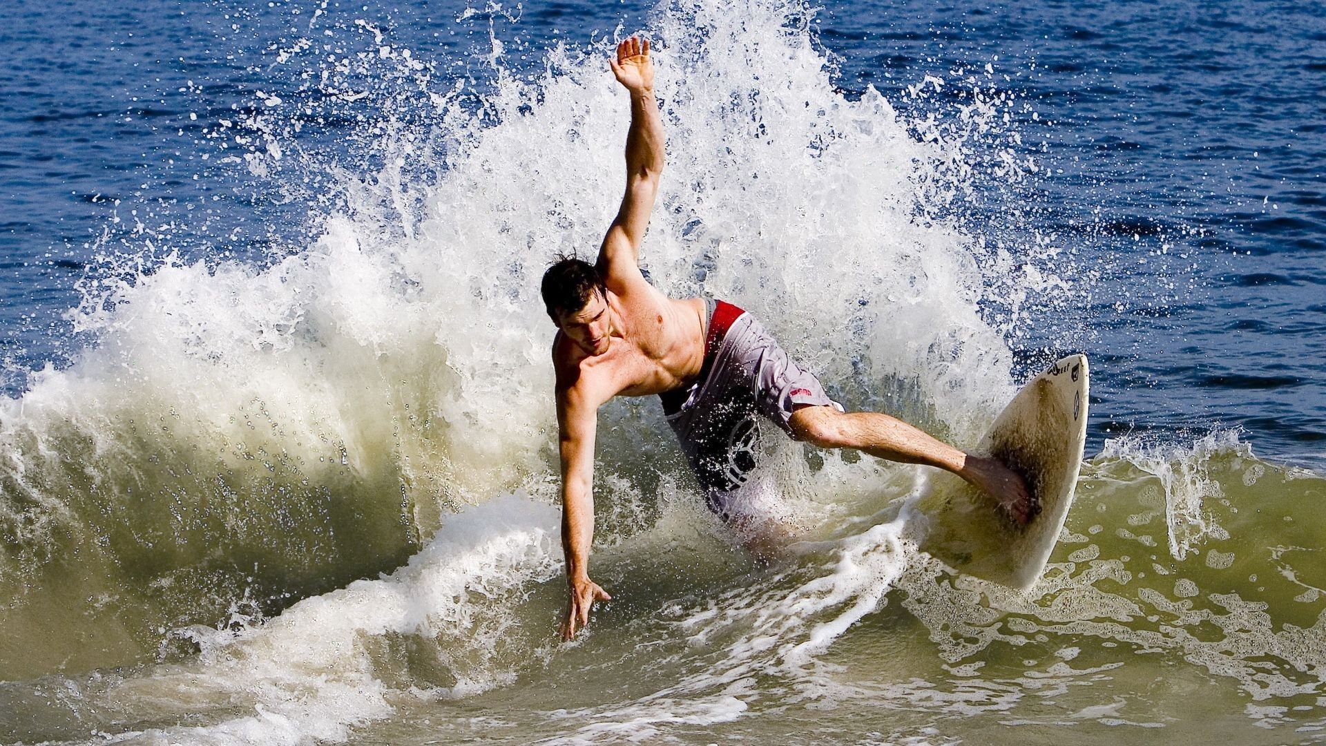 高尔作为袋鼠队关键球员，展现出极强的比赛适应能力，高尔夫袋鼠男装简介